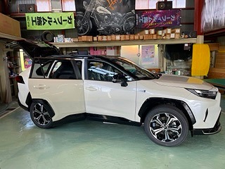 RAV4にスモークフィルムを貼っています。