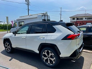 RAV4にスモークフィルムを貼っています。